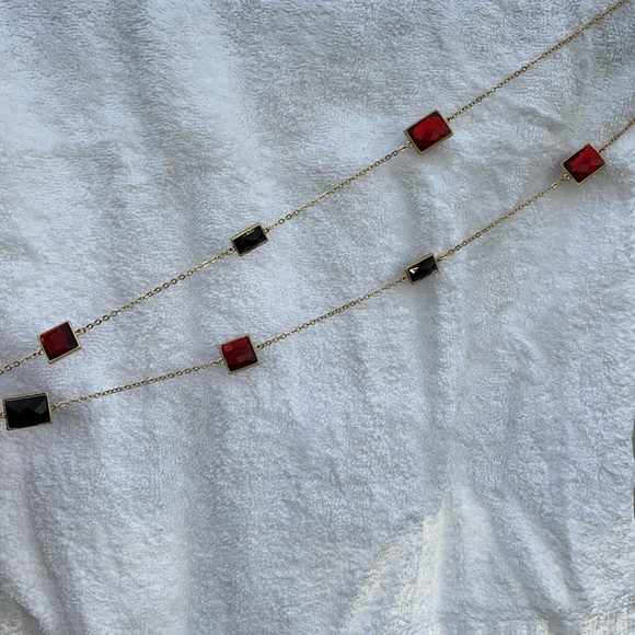 Gold colored adjustable necklace with ruby red and black stones - Picture 2 of 4